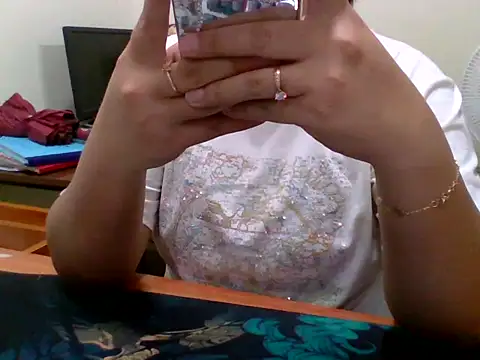 Snapshot of Sarah_no_land chatting on 6, 5, 2026 Sarah no land online show from 6, 5, 2026