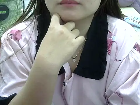 Snapshot of Sarah_no_land chatting on 10, 5, 2026 Sarah no land online show from 10, 5, 2026