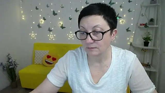 Snapshot of EmilyL0ve chatting on 8, 3, 2026 EmilyL0ve online show from 8, 3, 2026