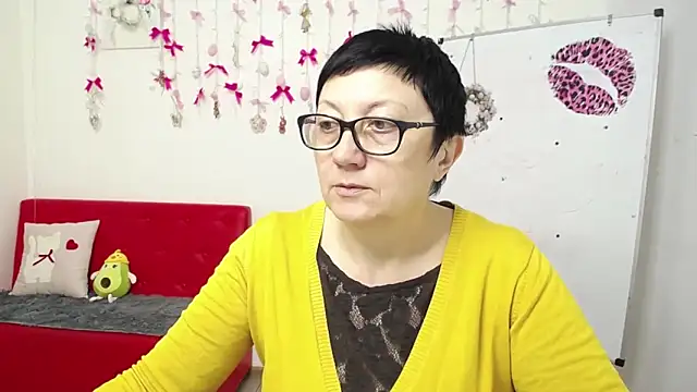 Snapshot of EmilyL0ve chatting on 5, 4, 2026 EmilyL0ve online show from 5, 4, 2026