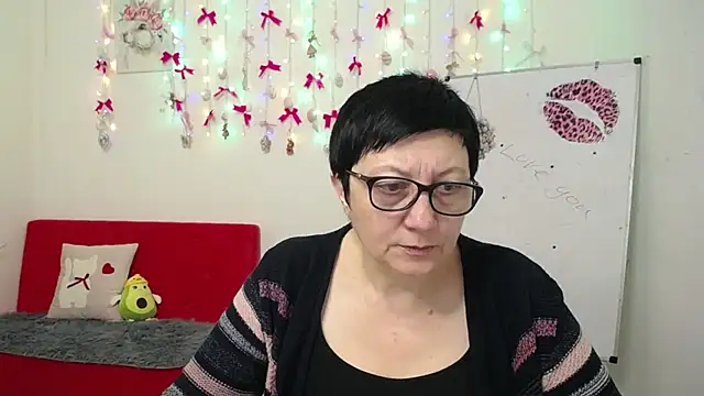Snapshot of EmilyL0ve chatting on 10, 4, 2026 EmilyL0ve online show from 10, 4, 2026