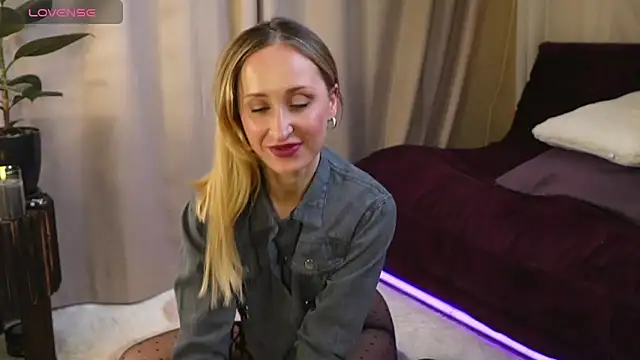 Emely Moon online show from 7, 4, 2026