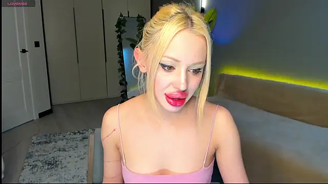 Luna Beverly online show from 7, 4, 2026