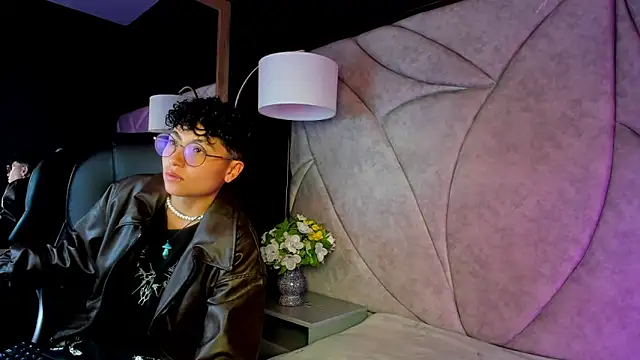 velvet mystic online show from 17, 4, 2026