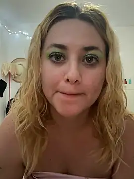 Snapshot of Lililuxx chatting on 4, 3, 2026 Lililuxx online show from 4, 3, 2026