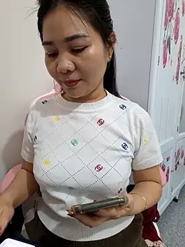 Snapshot of Avelyn-n chatting on 8, 2, 2026 Avelyn-n online show from 8, 2, 2026