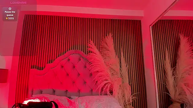 Snapshot of Violett_hott_ chatting on 7, 2, 2026 Violett hott online show from 7, 2, 2026