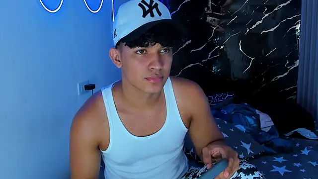 Snapshot of jamescurly00 chatting on 6, 1, 2026 jamescurly00 online show from 6, 1, 2026