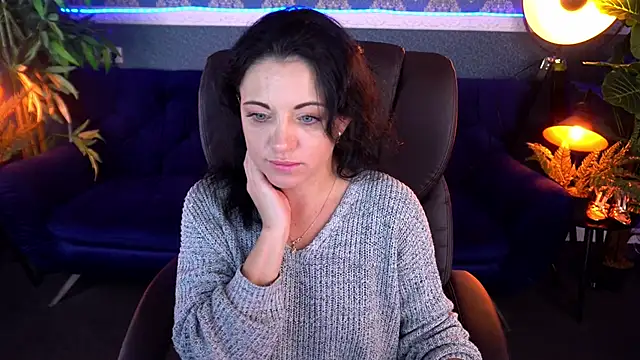 Dafni Monn online show from 21, 11, 2025