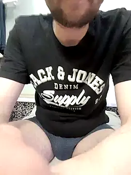 Snapshot of 80julien chatting on 4, 5, 2026 80julien online show from 4, 5, 2026