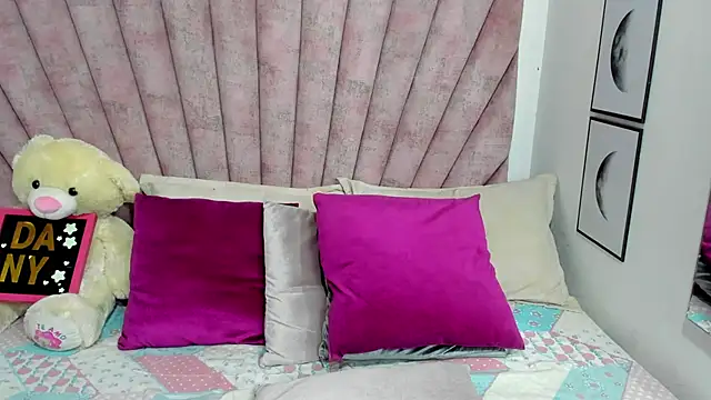 Snapshot of danibellucii_ chatting on 2, 3, 2026 danibellucii online show from 2, 3, 2026