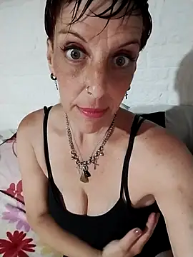 Juguetonafogosa5 online show from 4, 2, 2026