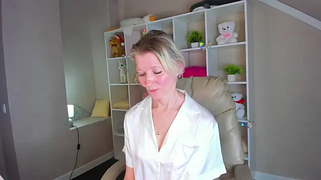 Julie Lucas online show from 3, 3, 2026