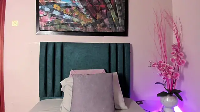 TessaMonroee online show from 15, 4, 2026