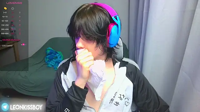 LeonBoykisser online show from 8, 4, 2026