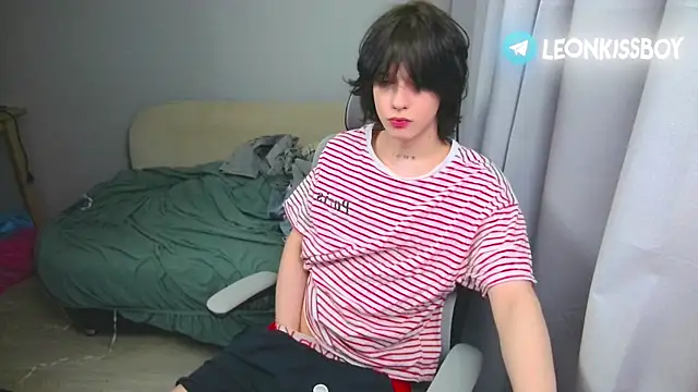 LeonBoykisser online show from 12, 4, 2026