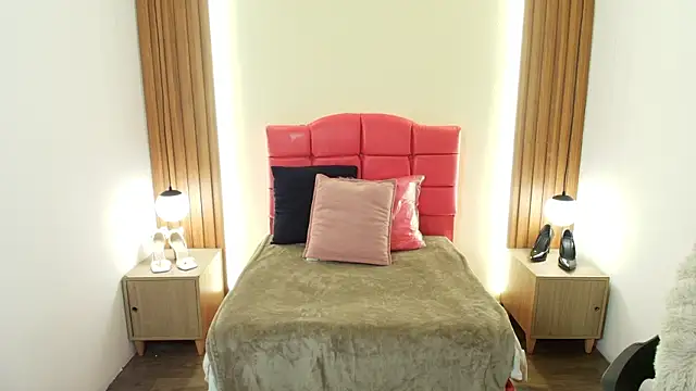 Snapshot of IvonneRoss_ chatting on 24, 2, 2026 IvonneRoss online show from 24, 2, 2026