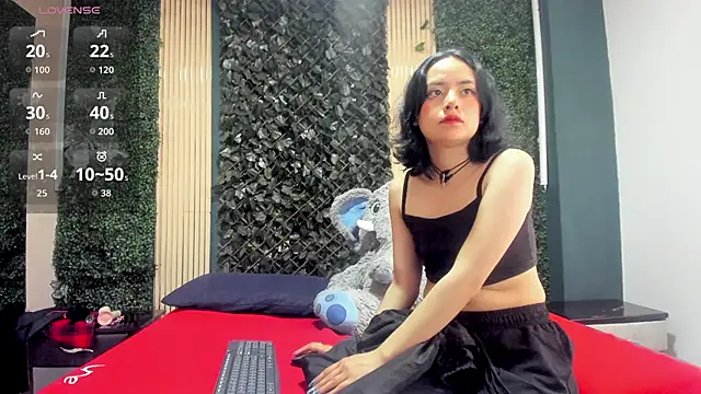 Snapshot of IvyyEmerald chatting on 9, 2, 2026 IvyyEmerald online show from 9, 2, 2026