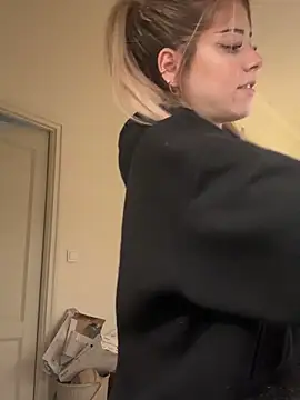 Snapshot of MelliMoon chatting on 4, 3, 2026 MelliMoon online show from 4, 3, 2026