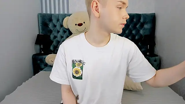 Snapshot of Je_Salvatore chatting on 4, 3, 2026 Je Salvatore online show from 4, 3, 2026