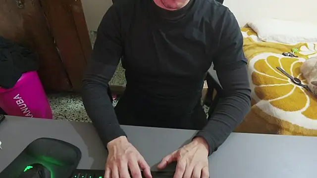 Snapshot of Daniiiel13 chatting on 5, 2, 2026 Daniiiel13 online show from 5, 2, 2026