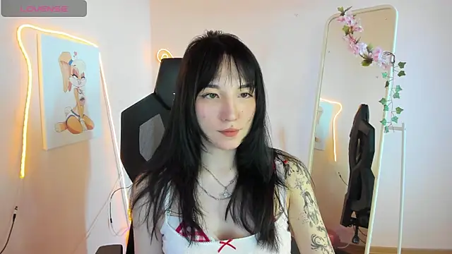 AliceeinWonderlanddd online show from 18, 5, 2026