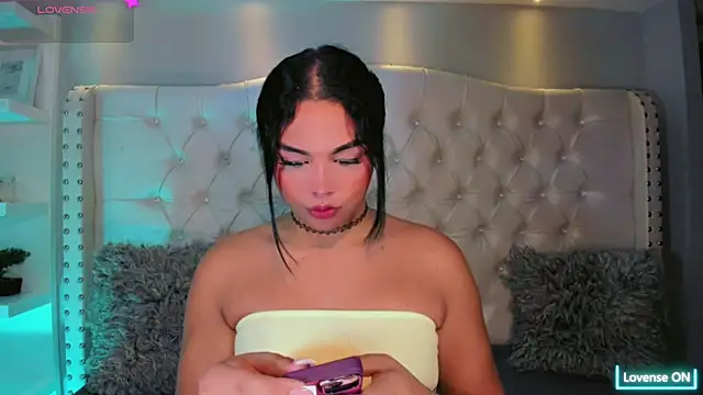 Snapshot of Maia_Hotts chatting on 5, 7, 2026 Maia Hotts online show from 5, 7, 2026