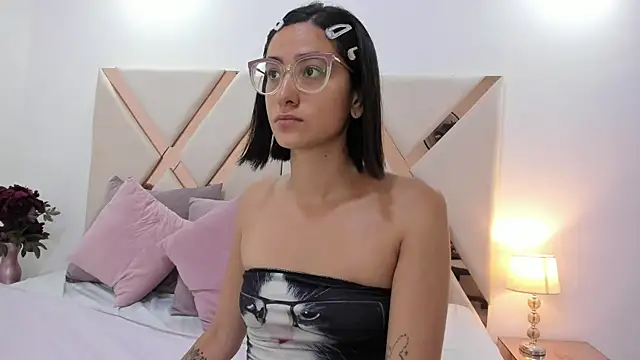 Snapshot of crystalstonee chatting on 25, 5, 2026 crystalstonee online show from 25, 5, 2026