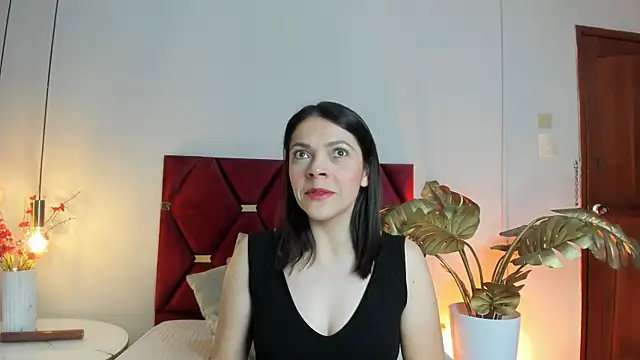 Snapshot of AnnaBroooks chatting on 5, 5, 2026 AnnaBroooks online show from 5, 5, 2026