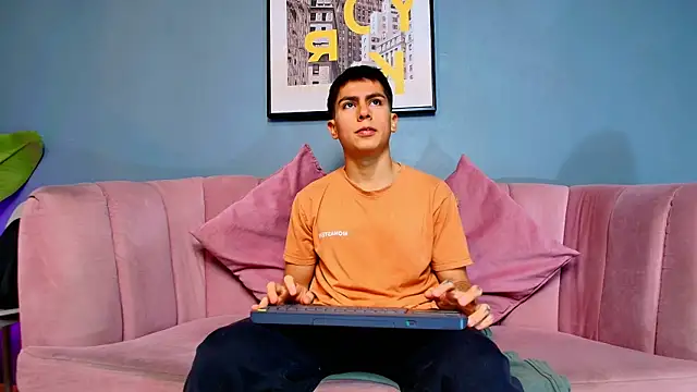 Snapshot of Aron_pulse chatting on 3, 3, 2026 Aron pulse online show from 3, 3, 2026