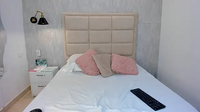 AriaaMoon  online show from 24, 4, 2026