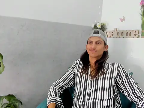 Snapshot of Noha-Smith chatting on 1, 2, 2026 Noha-Smith online show from 1, 2, 2026