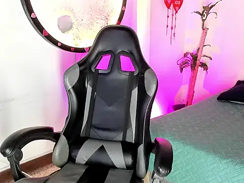 Miaa-Foxx online show from 25, 4, 2026