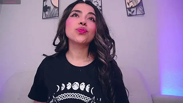 Snapshot of loveegirll1 chatting on 27, 2, 2026 loveegirll1 online show from 27, 2, 2026