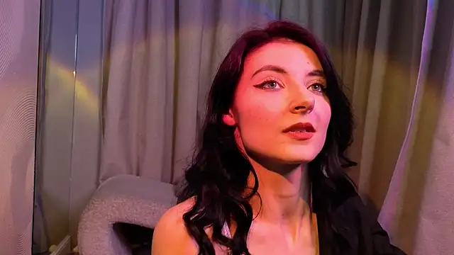 NicoleLuxe online show from 9, 4, 2026