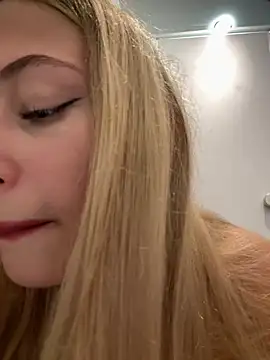 Snapshot of blonde_exe chatting on 6, 8, 2026 blonde exe online show from 6, 8, 2026