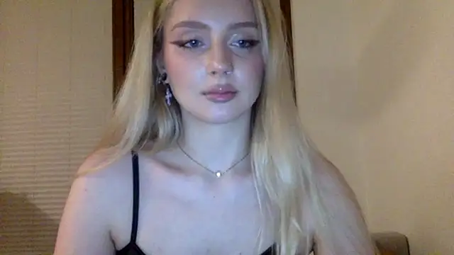 Snapshot of MayaWetDream chatting on 7, 5, 2026 MayaWetDream online show from 7, 5, 2026