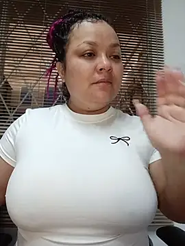 Snapshot of SweettSin chatting on 4, 5, 2026 SweettSin online show from 4, 5, 2026