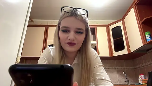 MiaBerlateen online show from 6, 2, 2026