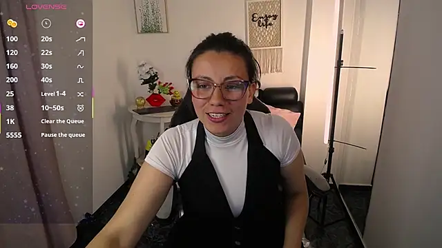 QueenRose94 online show from 16, 4, 2026