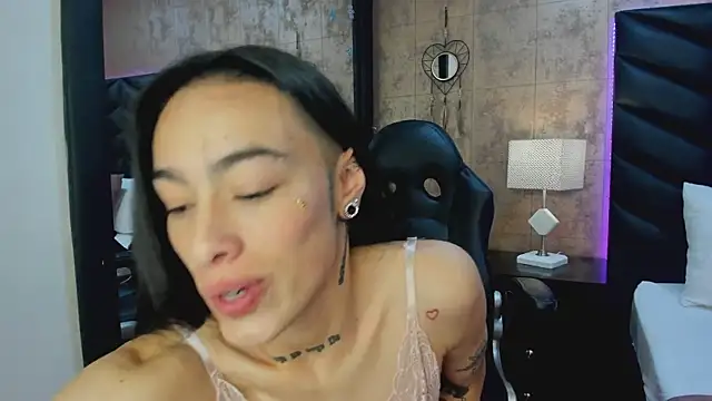 Snapshot of LaurenHazell chatting on 3, 3, 2026 LaurenHazell online show from 3, 3, 2026