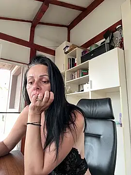 Snapshot of MiriamDelyn chatting on 7, 6, 2026 MiriamDelyn online show from 7, 6, 2026
