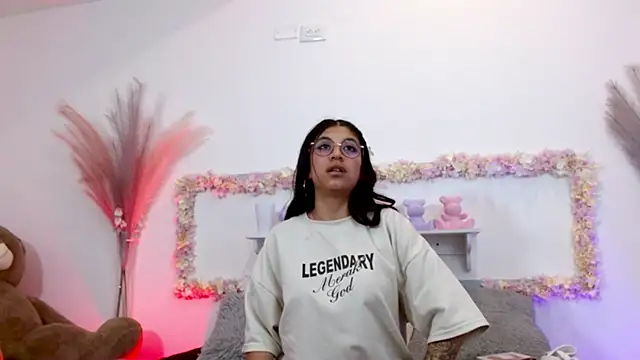 Snapshot of sharlotaustral18 chatting on 3, 3, 2026 sharlotaustral18 online show from 3, 3, 2026