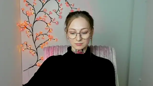 Esmi Winter online show from 7, 4, 2026