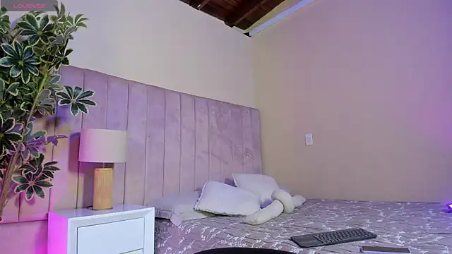 Ashley Beaomunt online show from 1, 4, 2026