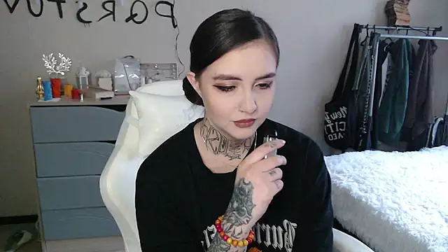 Snapshot of Rin_Tozier chatting on 28, 4, 2026 Rin Tozier online show from 28, 4, 2026