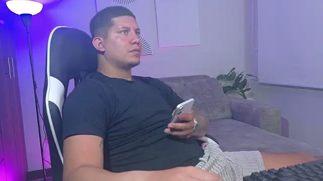Snapshot of _robertobaggioo chatting on 6, 5, 2026 robertobaggioo online show from 6, 5, 2026