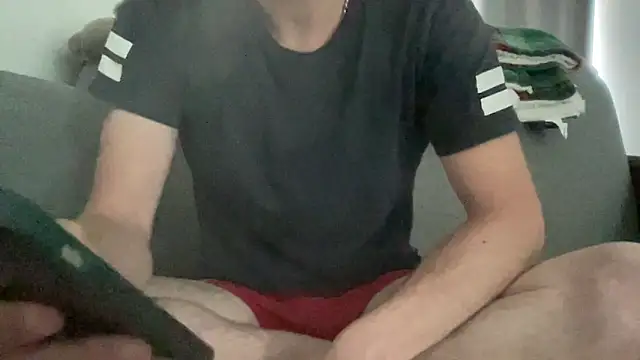 Snapshot of lechouilleur44 chatting on 27, 4, 2026 lechouilleur44 online show from 27, 4, 2026