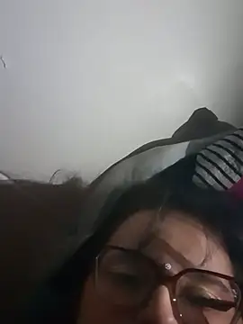 Snapshot of daphneev chatting on 5, 7, 2026 daphneev online show from 5, 7, 2026