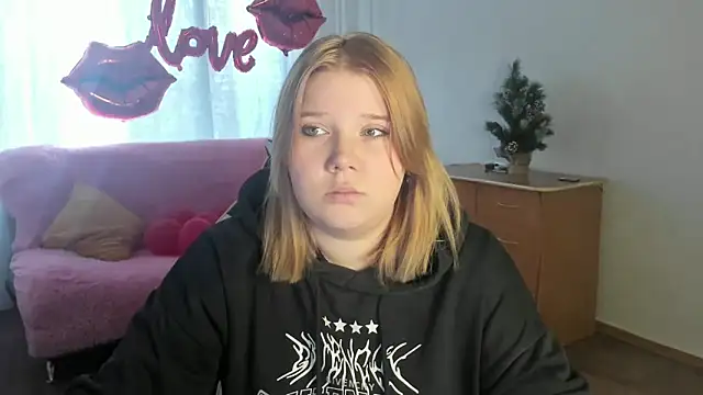 Snapshot of StripGyrl chatting on 4, 3, 2026 StripGyrl online show from 4, 3, 2026